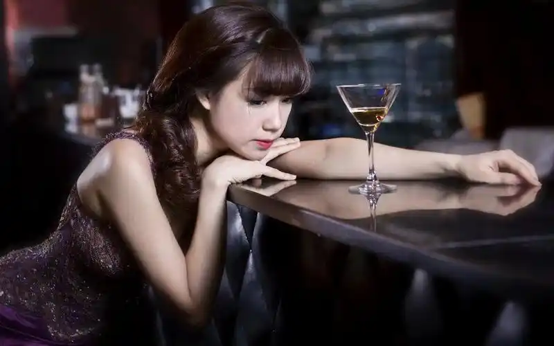 晚上一个人买醉的女孩心情非主流美女壁纸
