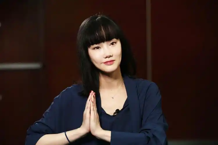 黄龄摔下舞台 工作室回应伤势无大碍