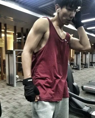 张亮晒健身肌肉照网友我要和你生猴子