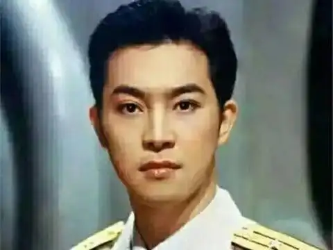 "岁月是把猪饲料",沙溢沈腾不算什么,吴孟达年轻时撞脸彭于晏