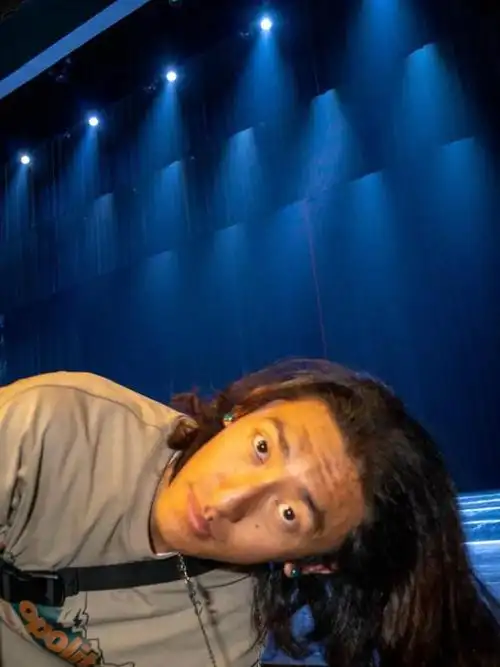 天地帷幕下藏戏隐于雷电中