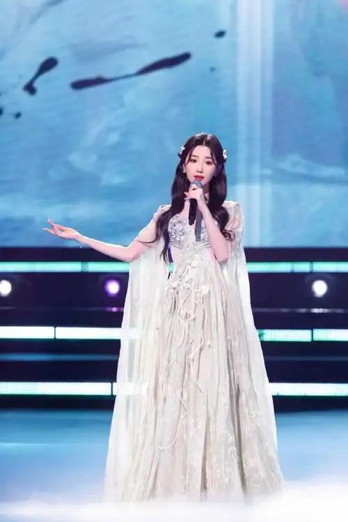 毛晓彤国风公主裙##2024网络视听盛典##今天很不彤