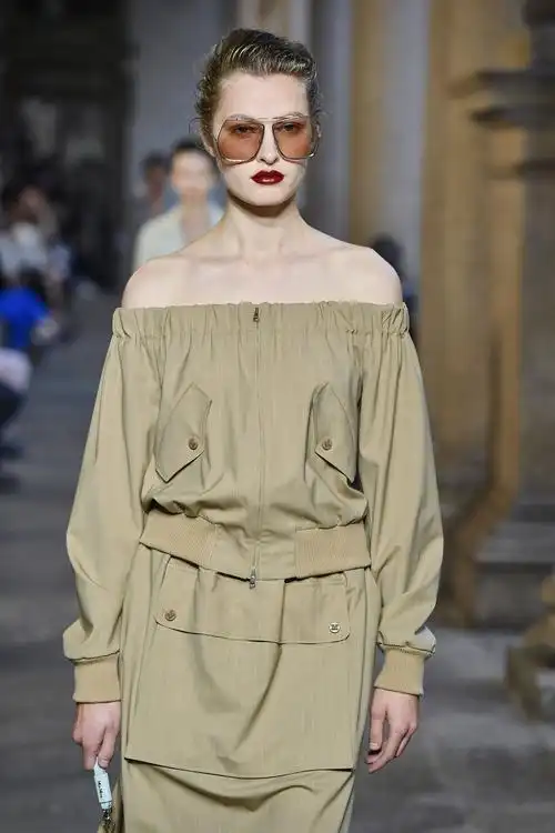 9月24日,在意大利米兰时装周上,模特展示max mara品牌的2021春夏新款