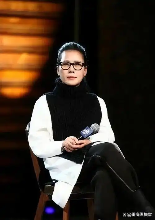 主持人问田震:你如何评价那英?田震冷冷地回答:她不配!