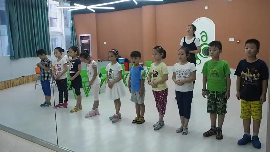 课堂风采# 播音启蒙班,开始练声,要想有. 来自红杜鹃少儿培训 - 微博