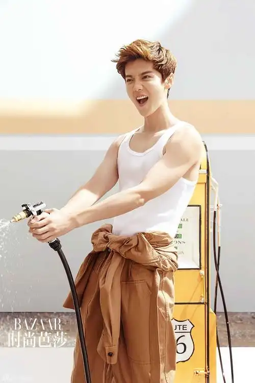 鹿晗首秀肌肉青春十足 披黄金战甲与鹿同行(图) : 健身略有成效的鹿晗