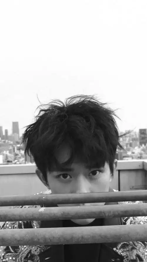 易烊千玺时尚酷炫黑白帅气写真