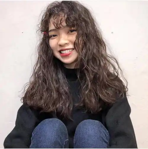 满头卷烫发,这个秋冬依然很流行_羊毛_齐刘海_女生