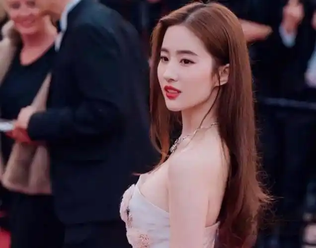 有的女星硬照好看,但动图不好看,而有的女星不上镜,只能活跃在视频里.