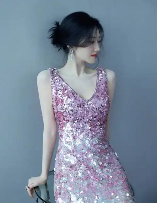 景甜美照美照v粉色亮片深裙,衣服如彩虹,皮肤如月亮_笑容_肌肤_光芒