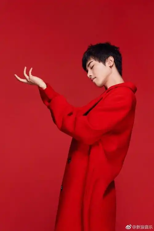 power十足华晨宇为演唱会拍摄的时尚大片曝光