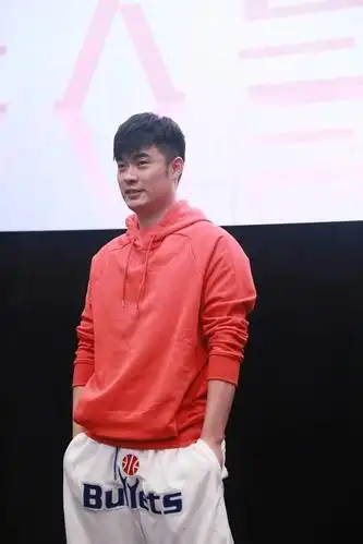 陈赫胖了更有好爸爸样,穿宽松卫衣遮身材,曲线圆滚滚看着挺幸福