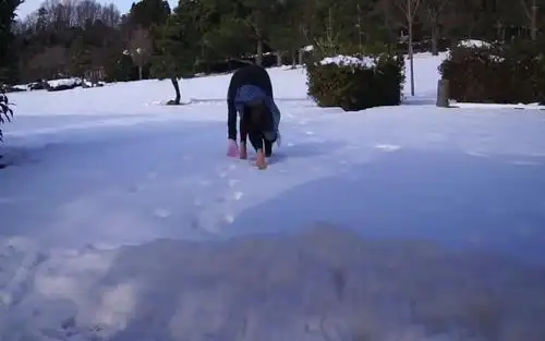 日本萌妹子下雪光脚踩雪日本萌妹子下雪光脚踩雪-哔哩