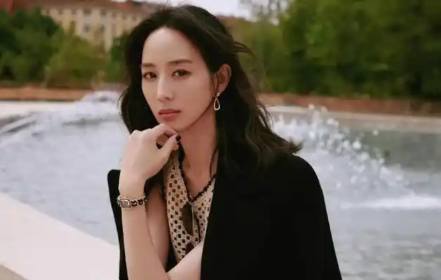 张钧甯慵懒迷人写真