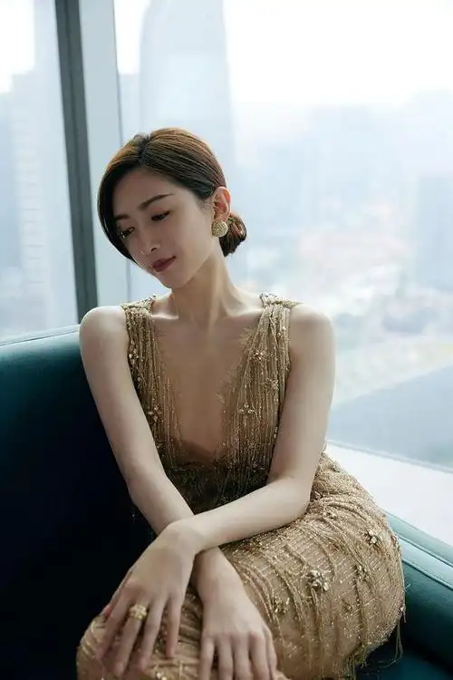 江疏影暖调画面写真,更显华丽高贵深礼服秀事业线身材曼妙!