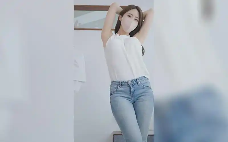 韩国美女紧身牛仔裤展示,身材真好(竖屏)