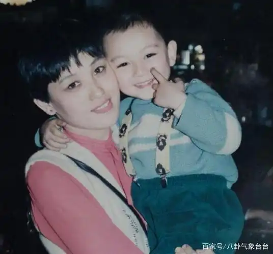 演员靳东结婚11年生两子很幸福余生不会辜负李佳和儿子