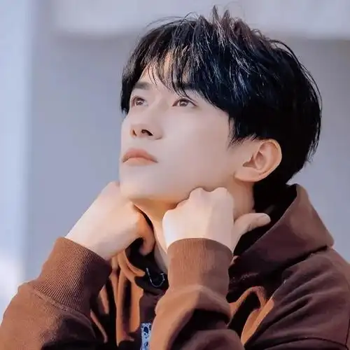 超受欢迎的易烊千玺微信帅气头像