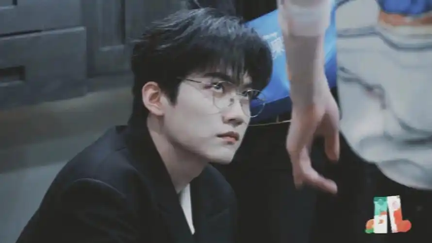 周柯宇麻烦把眼镜焊在脸上