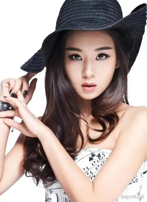 李小萌出道20年与王雷相爱15年生一子36岁怀二胎人生圆满