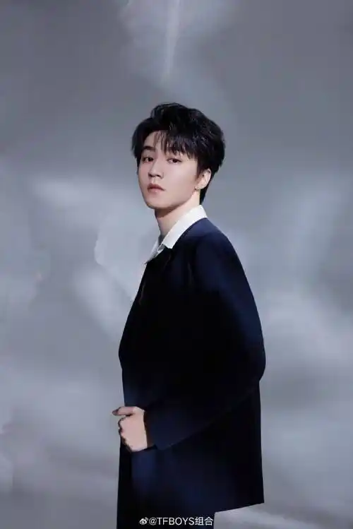 新浪娱乐讯 7月26日,tfboys十周年眼部特写大片释出,王俊凯,王源,易烊