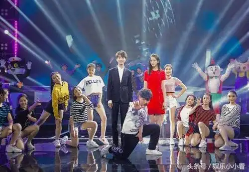 关晓彤俏皮可爱与王俊凯合作演唱,大长腿超抢眼!