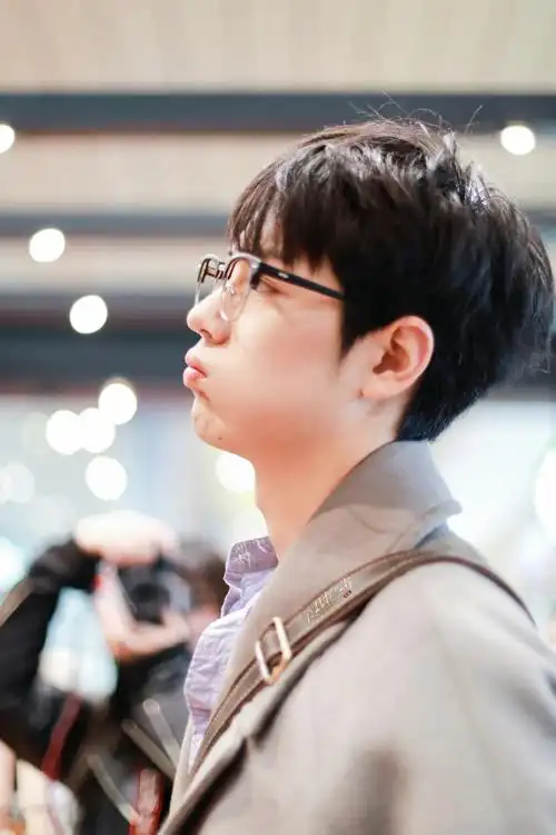 肖战#嘟嘟嘴的兔子队长,真的可爱到犯规好想亲哭他#肖战的那年今日