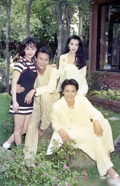 林瑞阳和妻子跳舞卖萌49岁张庭年轻貌美似少女丈夫看着像爷爷