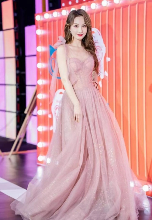 吴昕现在的气质真没得挑穿藕粉色礼服优雅甜美人见人爱