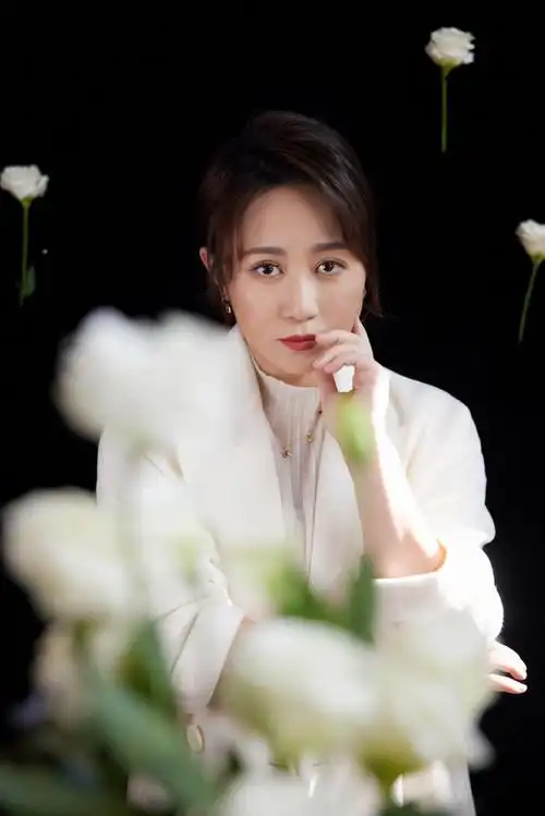 马丽超话热情雀跃的红,烂漫绽放的白,在大年三十的聚光灯下交相辉映.