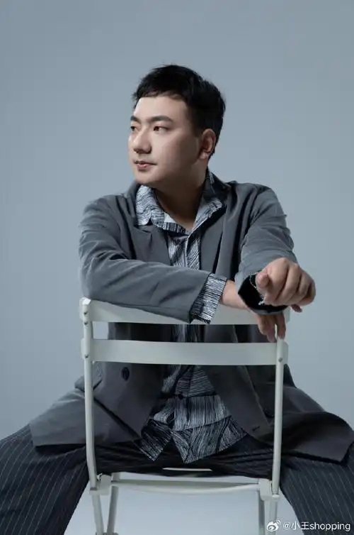 别急别急,让我给你介绍一下,这次灯会可是有众多明星助阵哦!