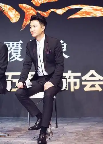 李易峰每次出席活动都是中规中矩的西装搭配,一般合体的西装裤都