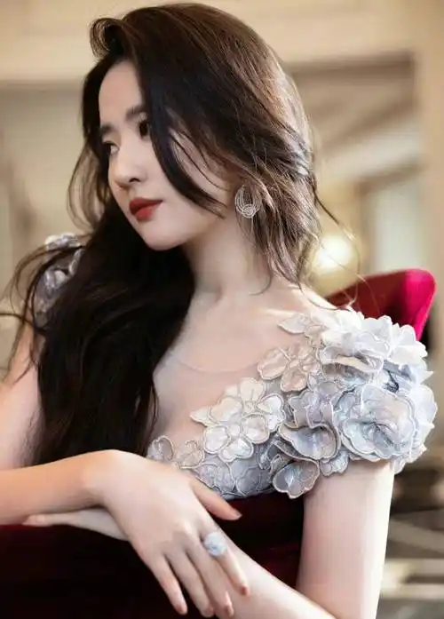 明星写真:刘亦菲绝美深v花瓣礼服长裙时尚照,雍容华贵气质优雅_下巴