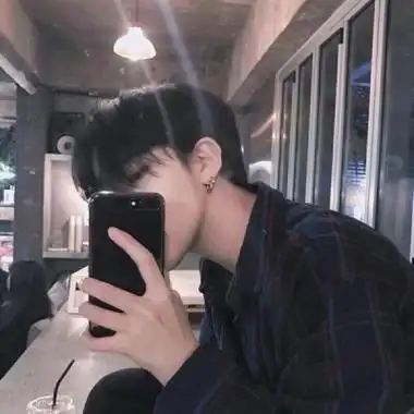 坚定又迷人的眼神帅哥头像中分发型图片男生短发