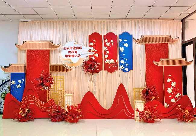 婚姻登记颁证大厅融入潮汕婚姻文化气息,结合新时代年轻时尚风格,于