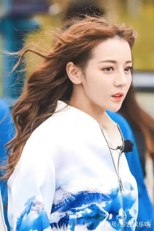 迪丽热巴极限挑战高清图兔耳朵和小尾巴可爱卷发精致如洋娃娃