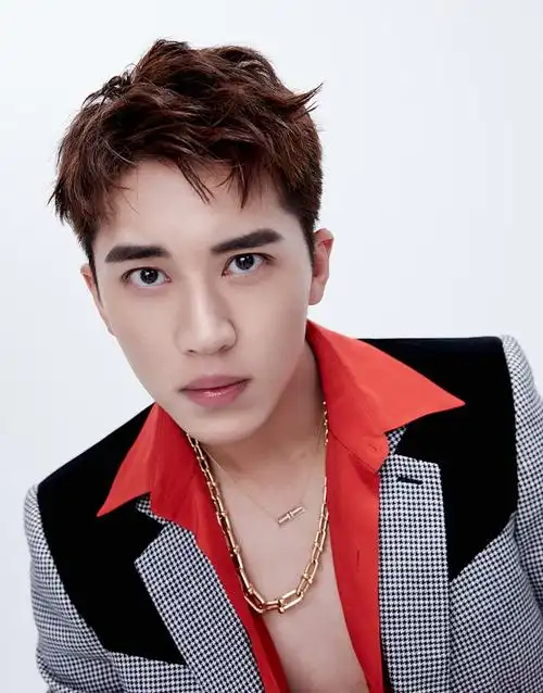 许魏洲登男人风尚封面变身滑板少年尽显青春活力