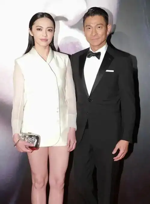 61岁刘德华和姚晨同框梳背头穿西装气场好强看不出18岁年龄差