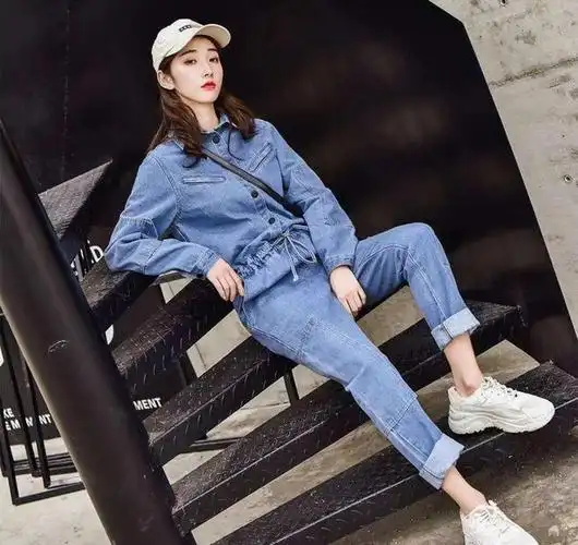 从图片当中能够看到,瘦下来的贾玲穿着一身款式宽松的牛仔套装,搭配