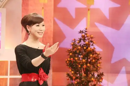 摇尾谄媚,上海六位主持人"一站成名",人无风骨与蓬蒿何异!_腾讯新闻