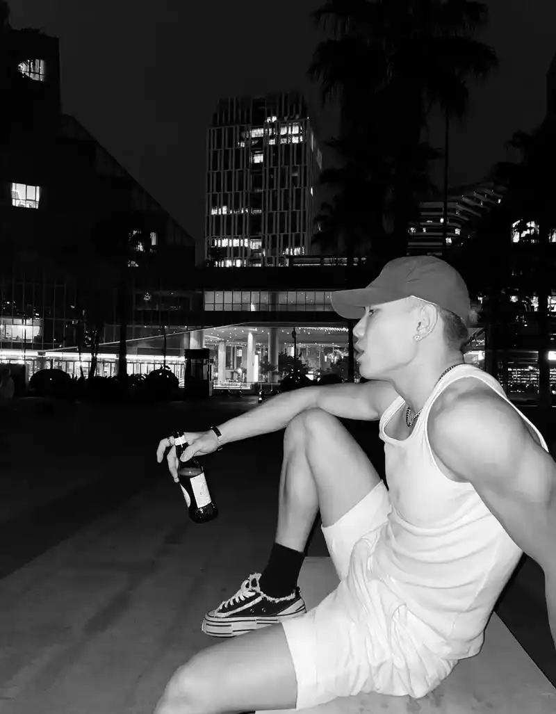 熬过低谷 进化自己#痞帅 #黑白系 #腹肌 - 抖音