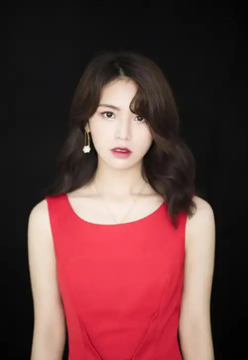 黄英性感红裙写真图片29