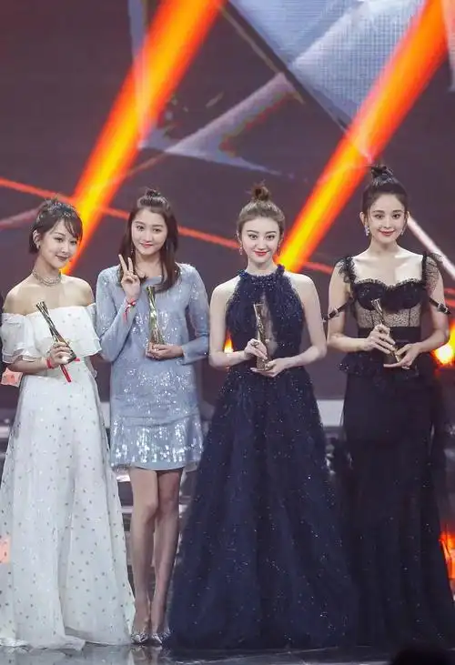 的肤色在人群中就会特别显眼,所以她和其它女明星合影从来都没输过