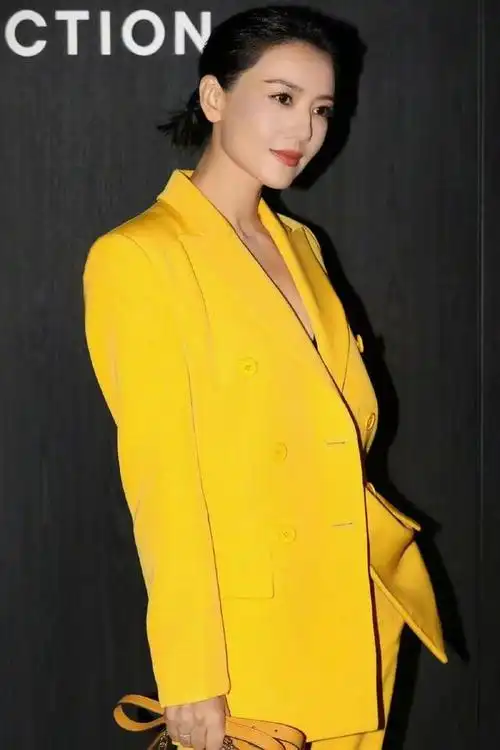 高圆圆出席活动,穿一身亮黄色西装,干练优雅气场十足