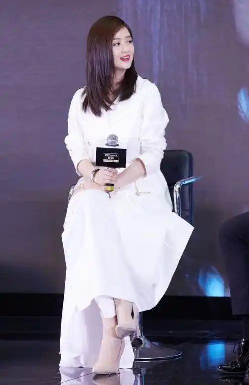 蒋欣穿短裤亮相,想秀美腿却被腿上两块淤青抢镜!还瘦了10斤?