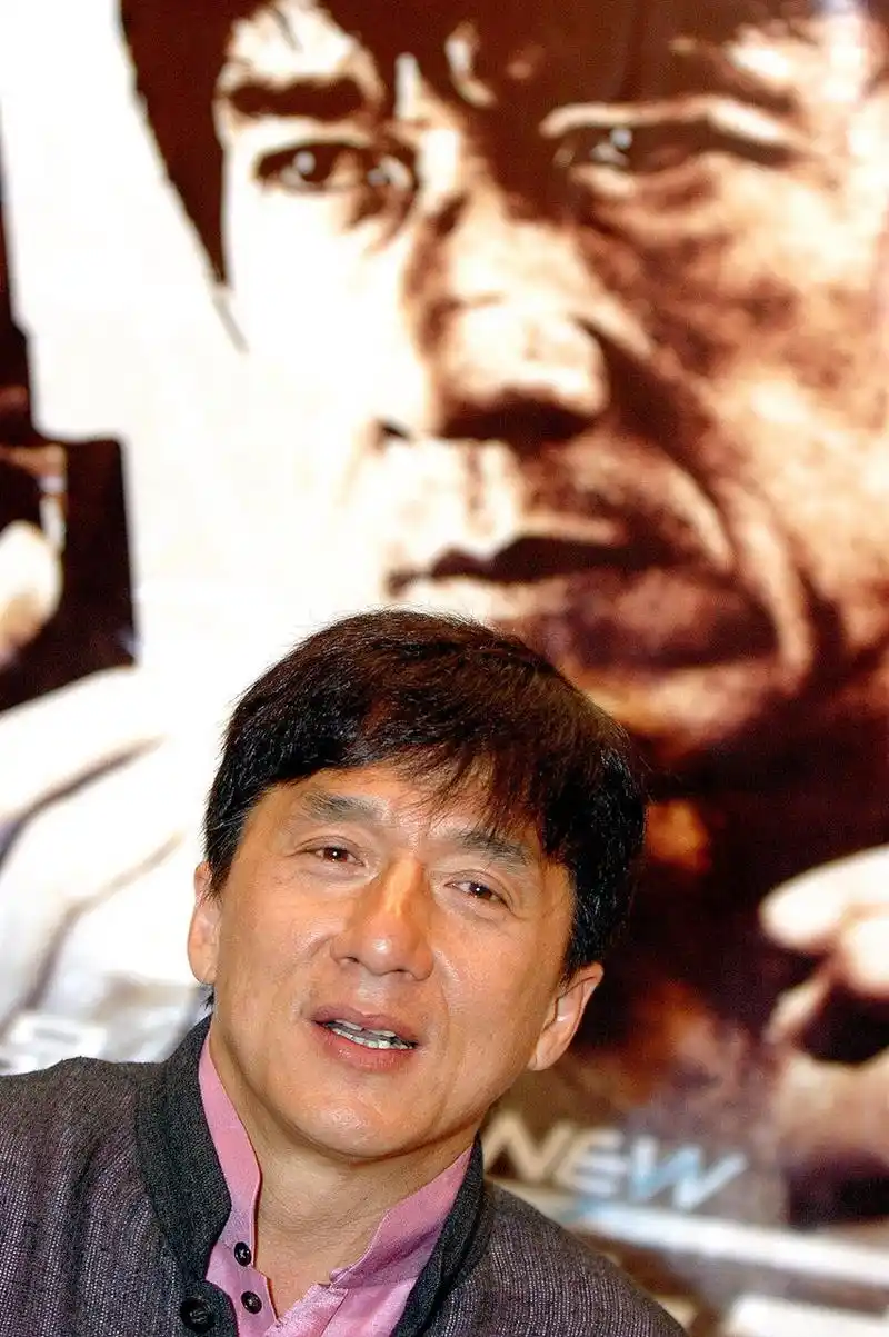 成龙年轻的时候有多敬业# 真的从小就看他的电影长大的,每一部电影都