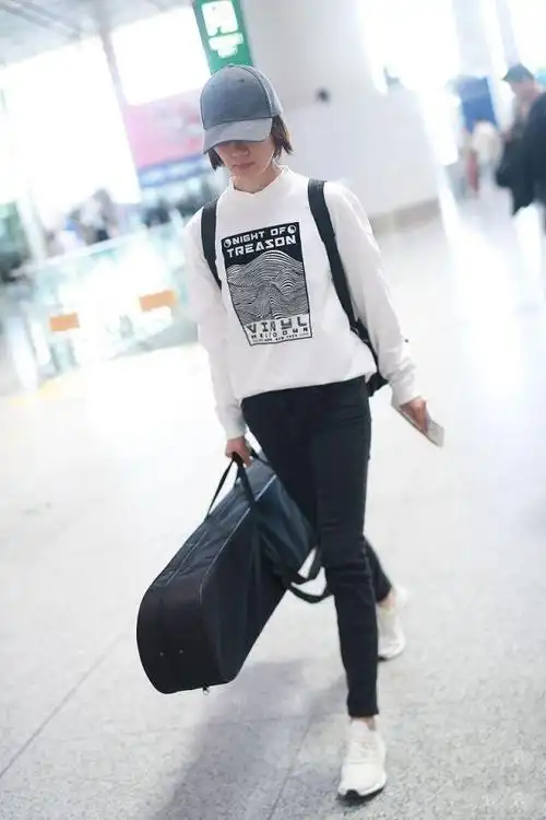 原创42岁袁泉穿搭真时髦,基础款的衣服也能打扮出高级感,意外大气