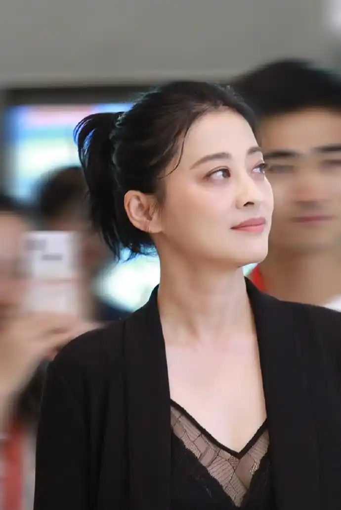 梅婷终于想开了?穿透视低胸装登台大秀性感,44岁重回颜值巅峰