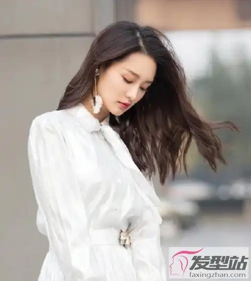 女生三七分卷发怎么烫好看 侧分造型美到心坎里