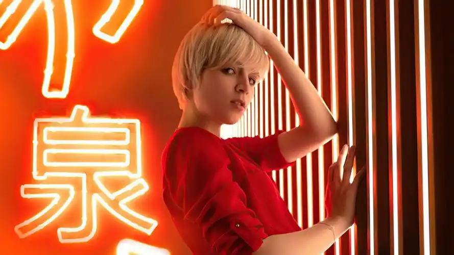 手中的短发,2021,hd,5k,海报图片,4k高清其它图片,娟娟壁纸